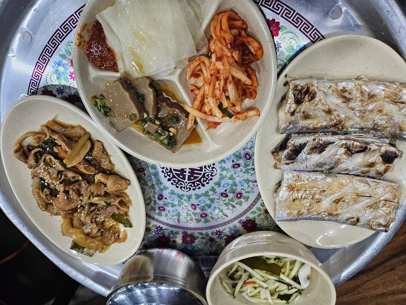 노릇하게 구운 갈치구이와 함께 차린 밑반찬