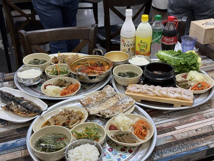 생선구이와 조림, 여러 반찬이 가득한 식탁